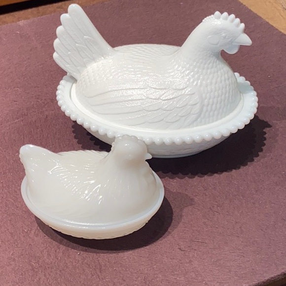 Lot of 2 Milk Glasses of Hens on a Nest